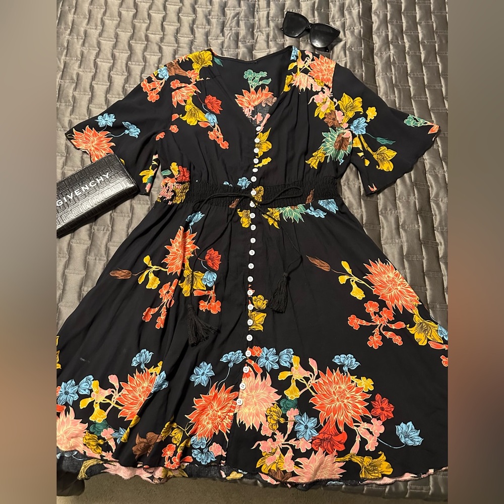Linen dress. Floral and flirty! Size L